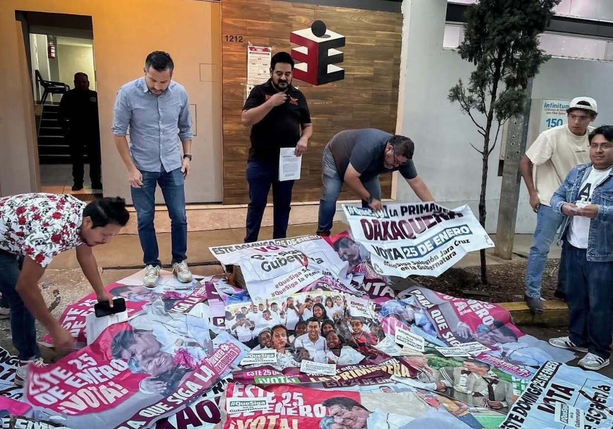 RETIRAN DE CALLES 2 MIL LONAS Y 3 ESPECTÁCULARES DONDE SE PROMOVÍA LA IMAGEN DEL GOBERNADOR EN EL PROCESO DE CONSULTA DE REVOCACIÓN DE MANDATO EN OAXACA Y SE INDUCIA EL VOTO RETIRAN DE CALLES 2 MIL LONAS Y 3 ESPECTÁCULARES DONDE SE PROMOVÍA LA IMAGEN DEL GOBERNADOR EN EL PROCESO DE CONSULTA DE REVOCACIÓN DE MANDATO EN OAXACA Y SE INDUCIA EL VOTO