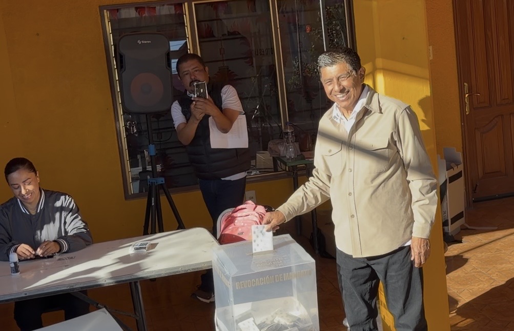 Con 21 puntos de ventaja, el pueblo de Oaxaca ratificó a Salomón Jara en histórica jornada de Revocación de Mandato Con 21 puntos de ventaja, el pueblo de Oaxaca ratificó a Salomón Jara en histórica jornada de Revocación de Mandato