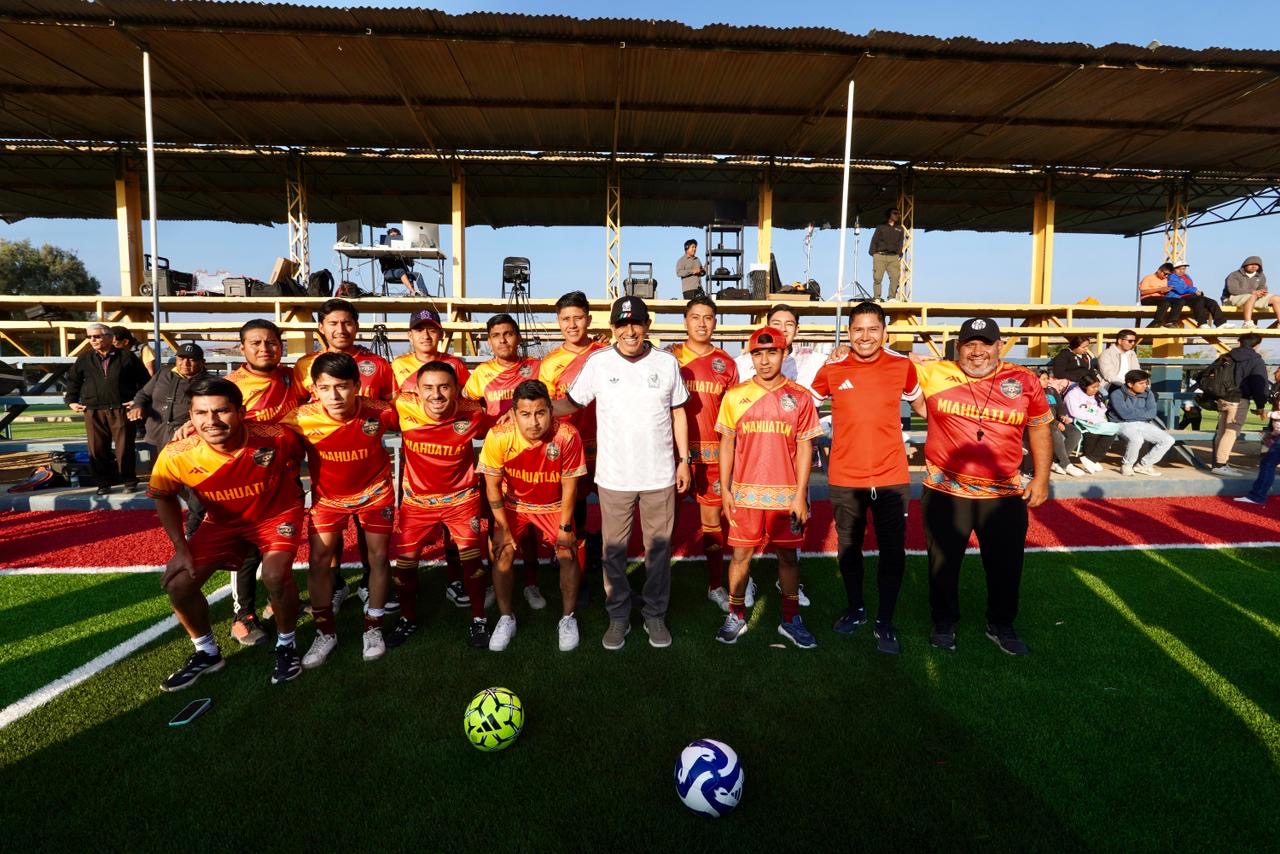 Cumple Salomón Jara en Miahuatlán; entrega cancha de futbol 11 rehabilitada para desarrollo de niñez y adolescencia en ambiente de paz
