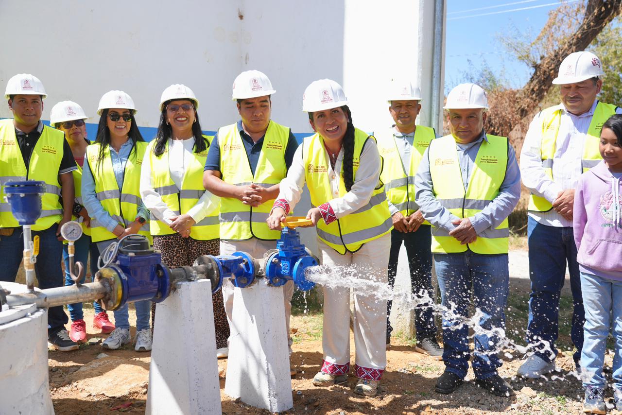 Entrega Nancy Benítez cinco obras para mejorar el abasto de agua, la salud y la movilidad