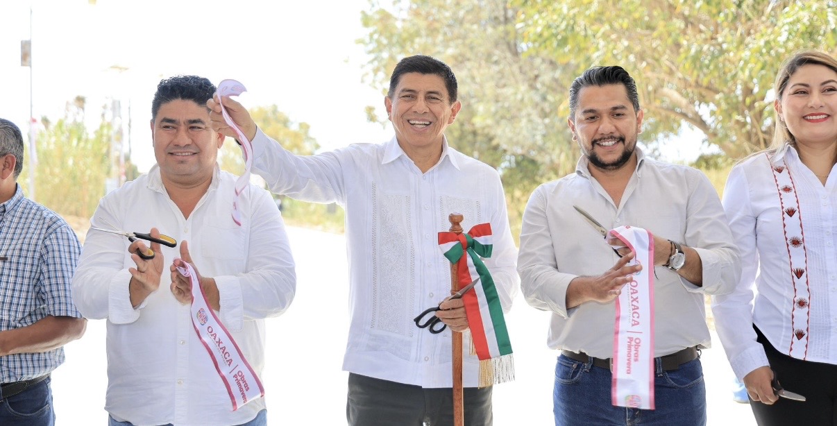 Mejora Gobernador de Oaxaca movilidad de más de 14 mil habitantes de Zimatlán de Álvarez con pavimentación de avenida Del Ferrocarril Mejora Gobernador de Oaxaca movilidad de más de 14 mil habitantes de Zimatlán de Álvarez con pavimentación de avenida Del Ferrocarril