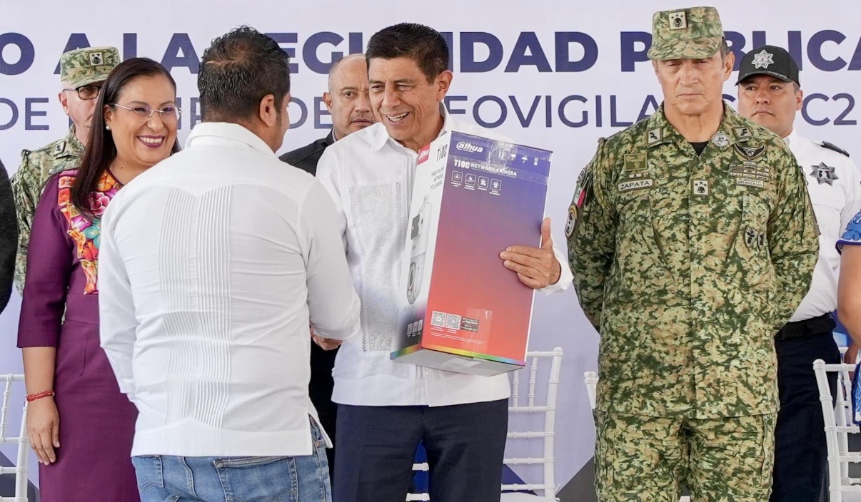 Robustece Gobernador de Oaxaca seguridad pública en 23 municipios con entrega de equipamiento de videovigilancia Robustece Gobernador de Oaxaca seguridad pública en 23 municipios con entrega de equipamiento de videovigilancia