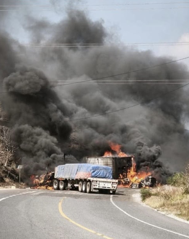 REFUERZAN EN OAXACA MEDIDAS DE SEGURIDAD Y SE DESPLIEGAN OPERATIVOS y DE BLINDAJE Y CONTENCIÓN EN ZONAS DONDE HAY HECHOS DE VIOLENCIA REFUERZAN EN OAXACA MEDIDAS DE SEGURIDAD Y SE DESPLIEGAN OPERATIVOS y DE BLINDAJE Y CONTENCIÓN EN ZONAS DONDE HAY HECHOS DE VIOLENCIA