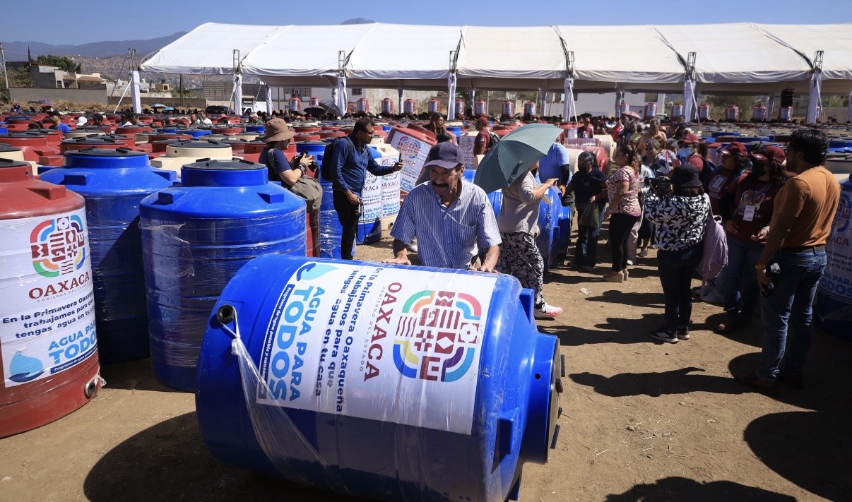 Incrementa Salomón Jara suministro y almacenamiento de agua en 7 agencias y colonias de Oaxaca de Juárez con entrega de mil tinacos