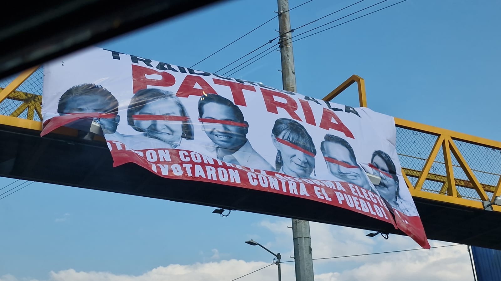 APARECEN LONAS CON IMÁGENES DE DIPUTADOS QUE VOTARON EN CONTRA DE REFORMA POLÍTICA FEDERAL EN OAXACA