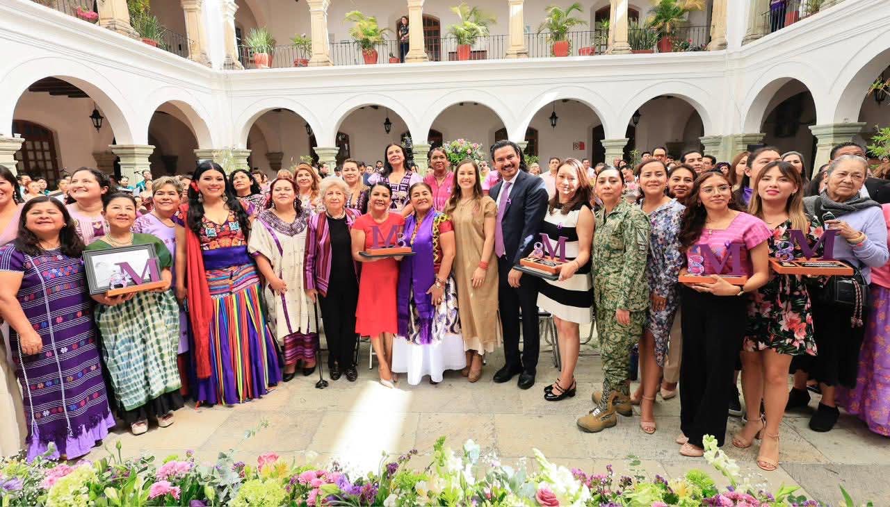 Cabildo de Oaxaca de Juárez de Ray Chagoya entrega la distinción ciudadana “Mujer Oaxaqueña 2026, Arcelia Yañiz Rosas” a la periodista Lupita Thomas y la cocinera tradicional Celia Florean