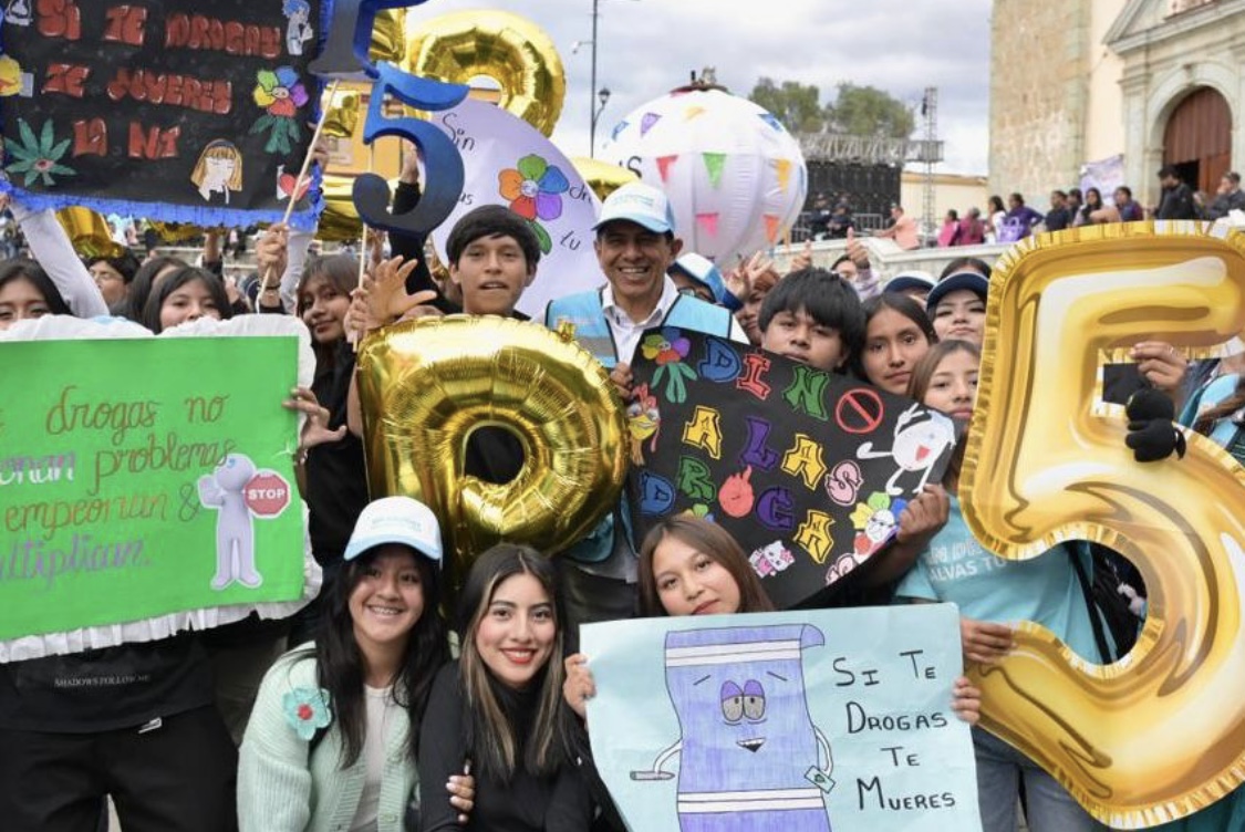 OAXACA FLORECE CON PAZ Y ALEGRÍA CON LA PRIMERA CALENDA “SIN DROGAS SALVAS TU VIDA”* OAXACA FLORECE CON PAZ Y ALEGRÍA CON LA PRIMERA CALENDA “SIN DROGAS SALVAS TU VIDA”*