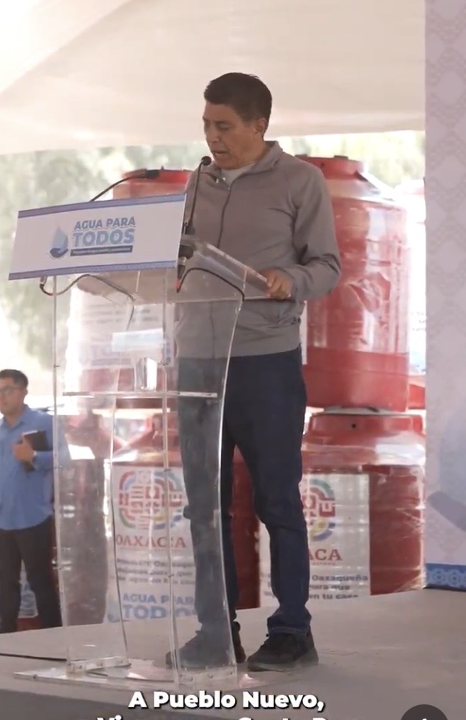 De cara al estiaje, entrega Salomón Jara mil 100 tinacos para garantizar el agua en Xoxocotlán