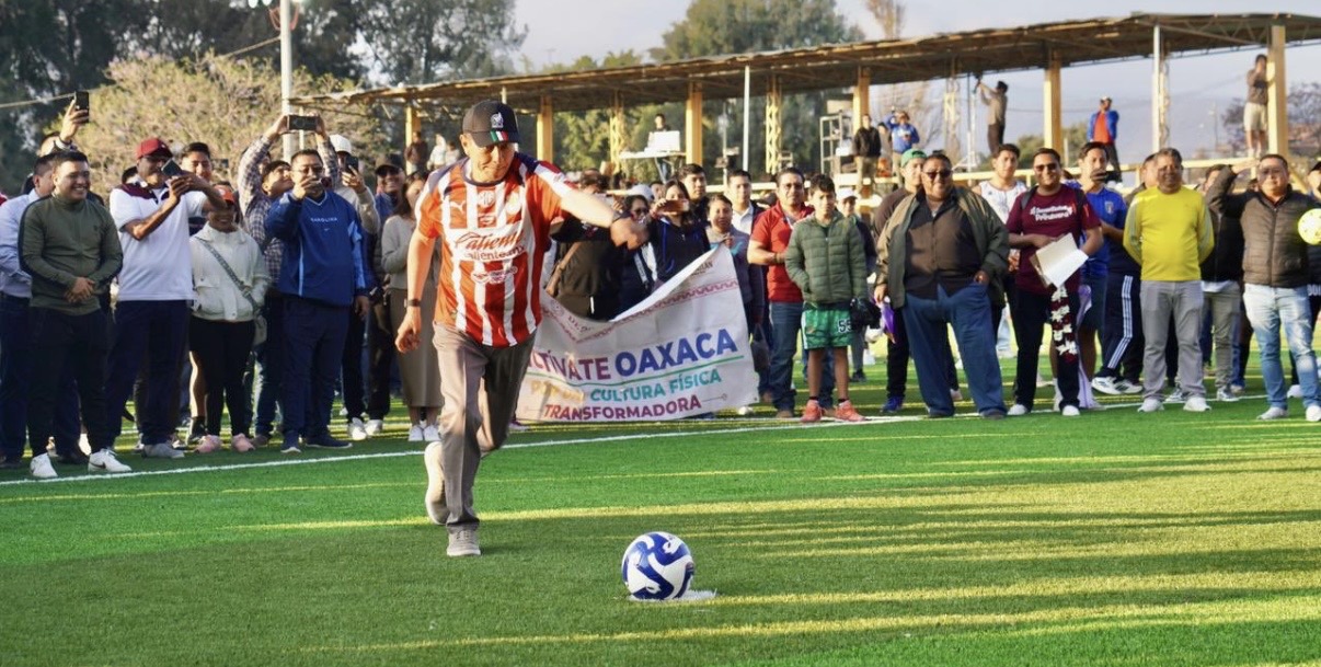 Con entrega de techado, Salomón Jara promueve actividades deportivas y culturales en la agencia Donají