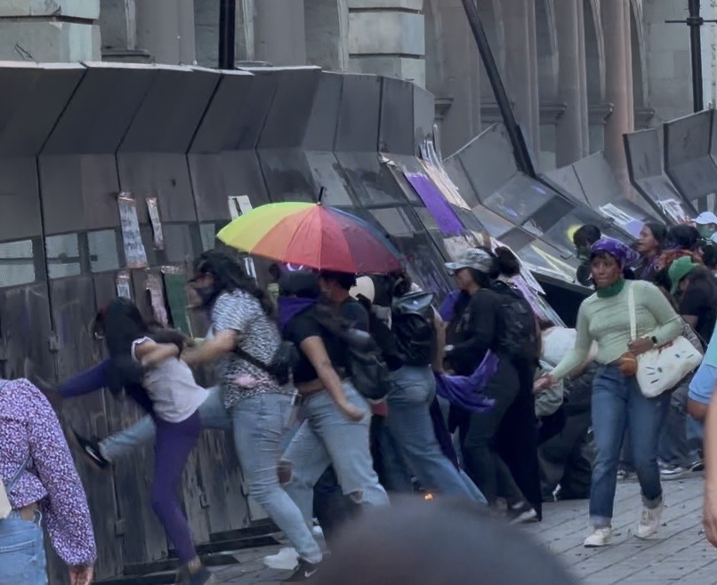 APEDREAN EL PALACIO DE GOBIERNO Y DERRIBAN VALLAS METÁLICAS EN DÍA DE DISTURBIOS EN EL #8M EN OAXACA APEDREAN EL PALACIO DE GOBIERNO Y DERRIBAN VALLAS METÁLICAS EN DÍA DE DISTURBIOS EN EL #8M EN OAXACA