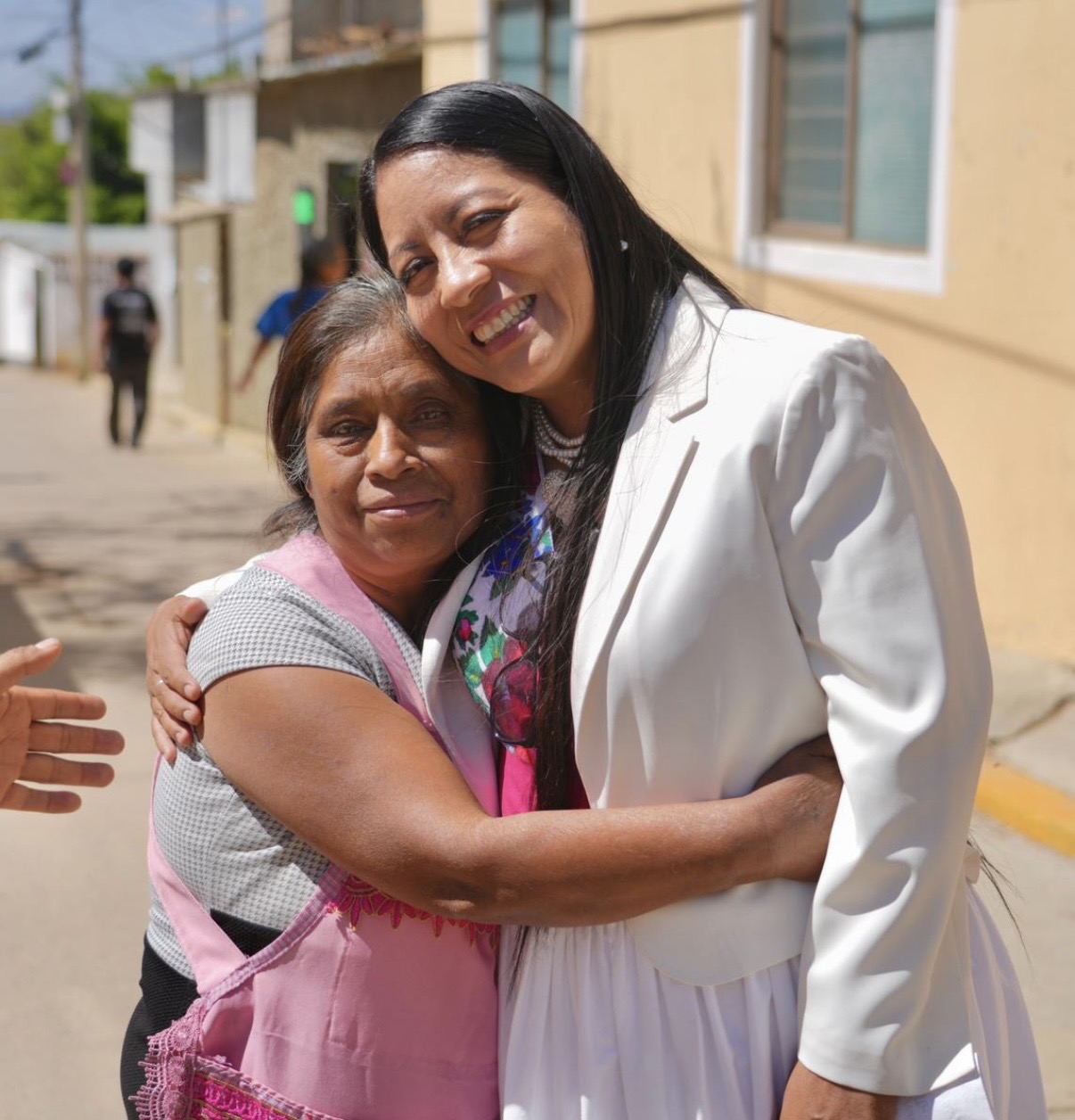 Nancy Benítez entrega luminarias en la colonia Rufino Tamayo de Xoxocotlán* Nancy Benítez entrega luminarias en la colonia Rufino Tamayo de Xoxocotlán*