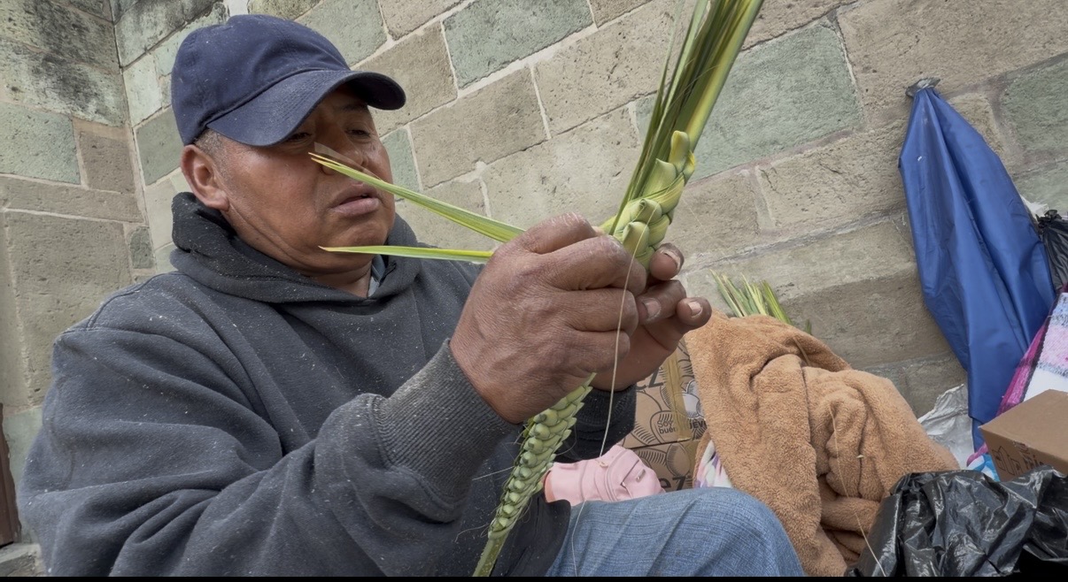 EL OLVIDO, Y SUJETOS AL REGATEO, SOBREVIVEN ARTESANOS DE PALMA DE OAXACA EN ESTE DOMINGO DE RAMOS EL OLVIDO, Y SUJETOS AL REGATEO, SOBREVIVEN ARTESANOS DE PALMA DE OAXACA EN ESTE DOMINGO DE RAMOS