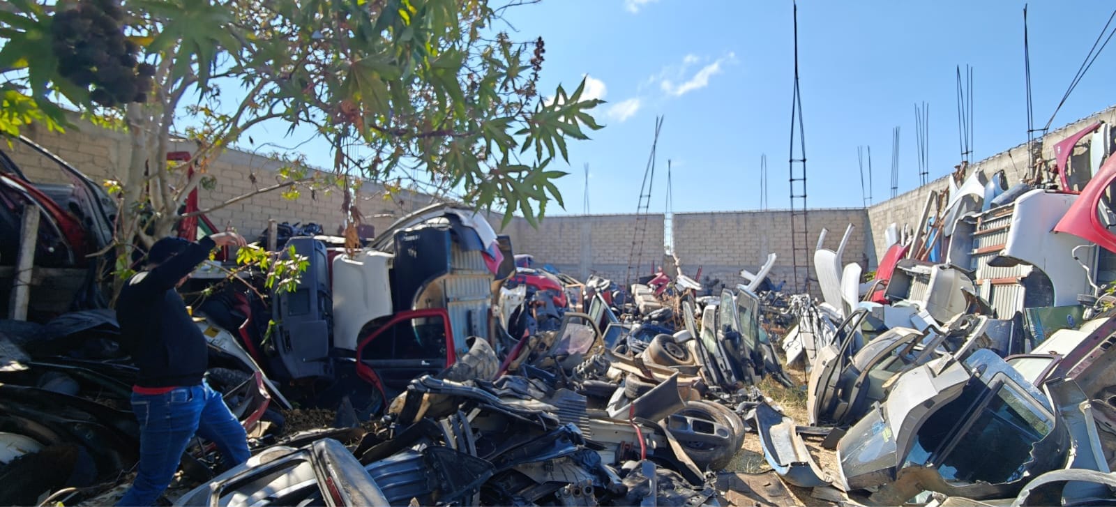 Fiscalía de Oaxaca en coordinación con Defensa y Policía Estatal ejecuta cateos en deshuesaderos de San Pablo Huitzo: asegura diversas autopartes de unidades de motor Fiscalía de Oaxaca en coordinación con Defensa y Policía Estatal ejecuta cateos en deshuesaderos de San Pablo Huitzo: asegura diversas autopartes de unidades de motor