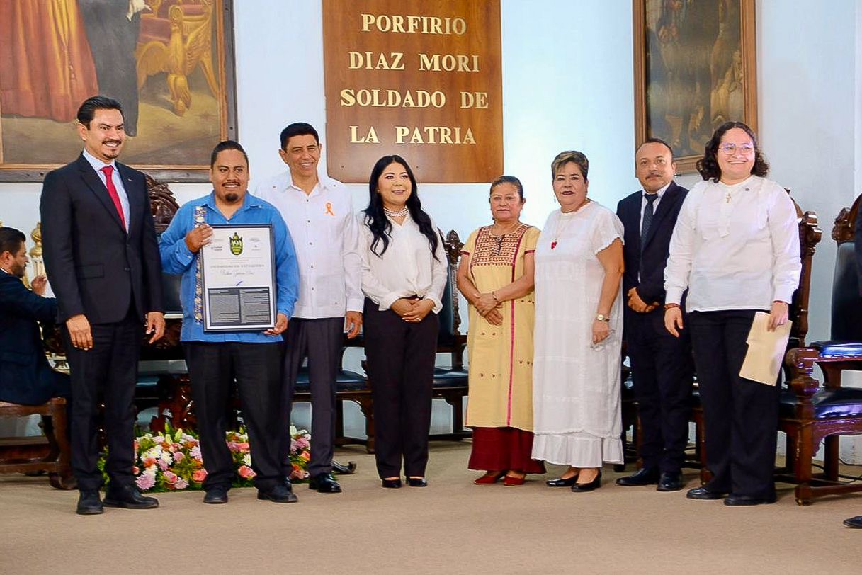 El presidente municipal Ray Chagoya  y el gobernador Salomon Jara reconocen a ciudadanos y ciudadanas por su aporte a Oaxaca de Juárez en su 494 aniversario