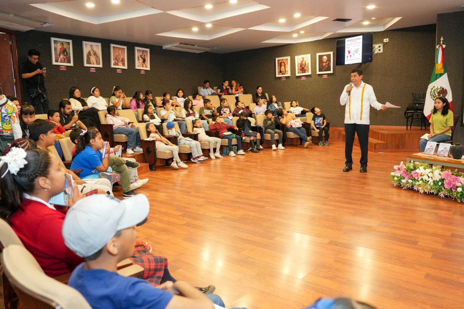 Comparte Salomón Jara lectura con estudiantes de Valles Centrales Comparte Salomón Jara lectura con estudiantes de Valles Centrales