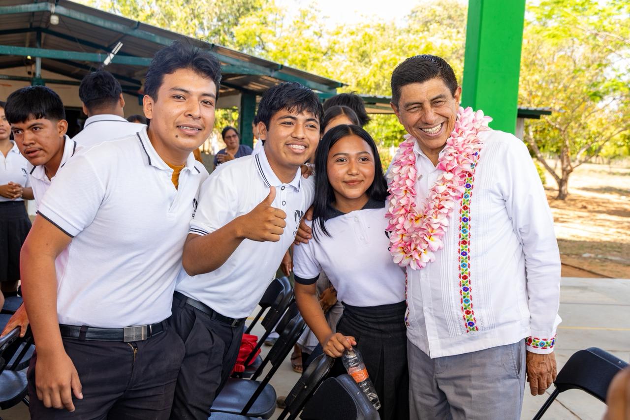 Con obras de infraestructura educativa, mejora Gobierno del Bienestar aprendizaje de las adolescencias en Santa María Tonameca