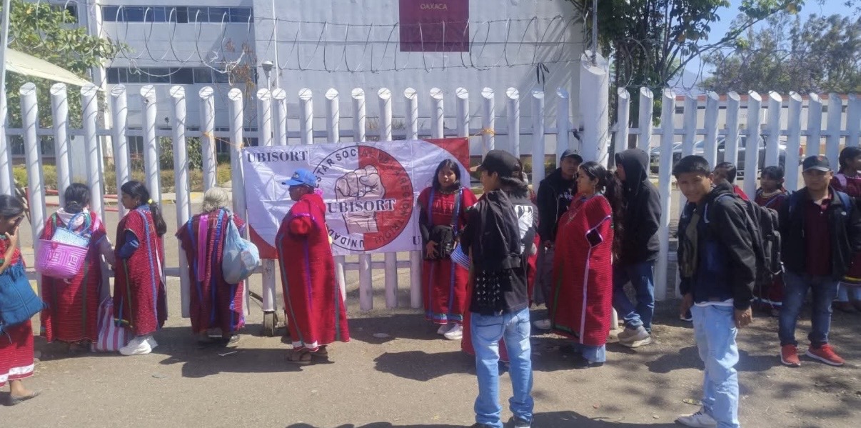 TOMAN OFICINA DE LA SICT Y BLOQUEAN ACCESO A LA CIUDAD PARA EXIGIR CARRETERA EN LA ZONA TRIQUI TOMAN OFICINA DE LA SICT Y BLOQUEAN ACCESO A LA CIUDAD PARA EXIGIR CARRETERA EN LA ZONA TRIQUI