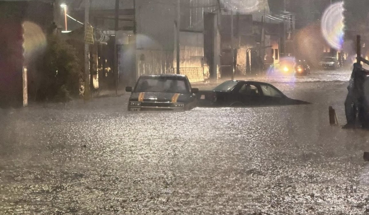 SE REPORTA GRANIZADA EN LA CIUDAD DE OAXACA, HAY AUTOMÓVILES ABNEGADOS