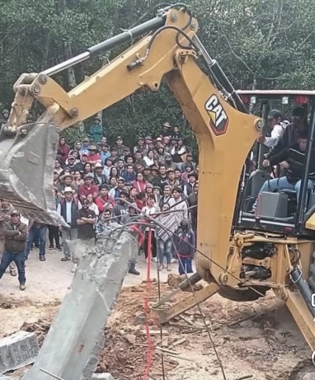 EN TLAHUITOLTEPEC, MIXE,  ASAMBLEA COMUNITARIA DEMUELEN VIVIENDA Y ENCARCELA A FAMILIAS INDIGENA