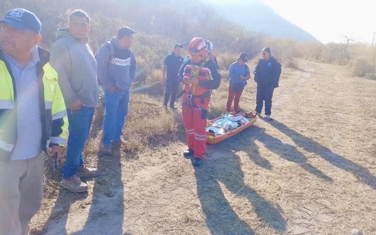 Rescatan con vida en Oaxaca a excursionista que cayó de unos 40 metros de altura de riscos.
