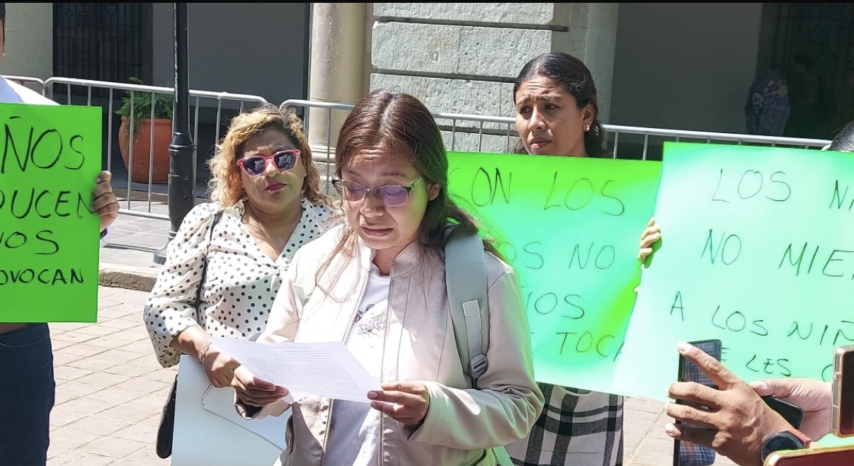 PROTESTA EN PALACIO DE GOBIERNO  MADRES DE FAMILIA PARA EXIGIR SE ENCARCELE A PROFESOR DE LA CNTE ACUADO DE ABUSO SEXUAL