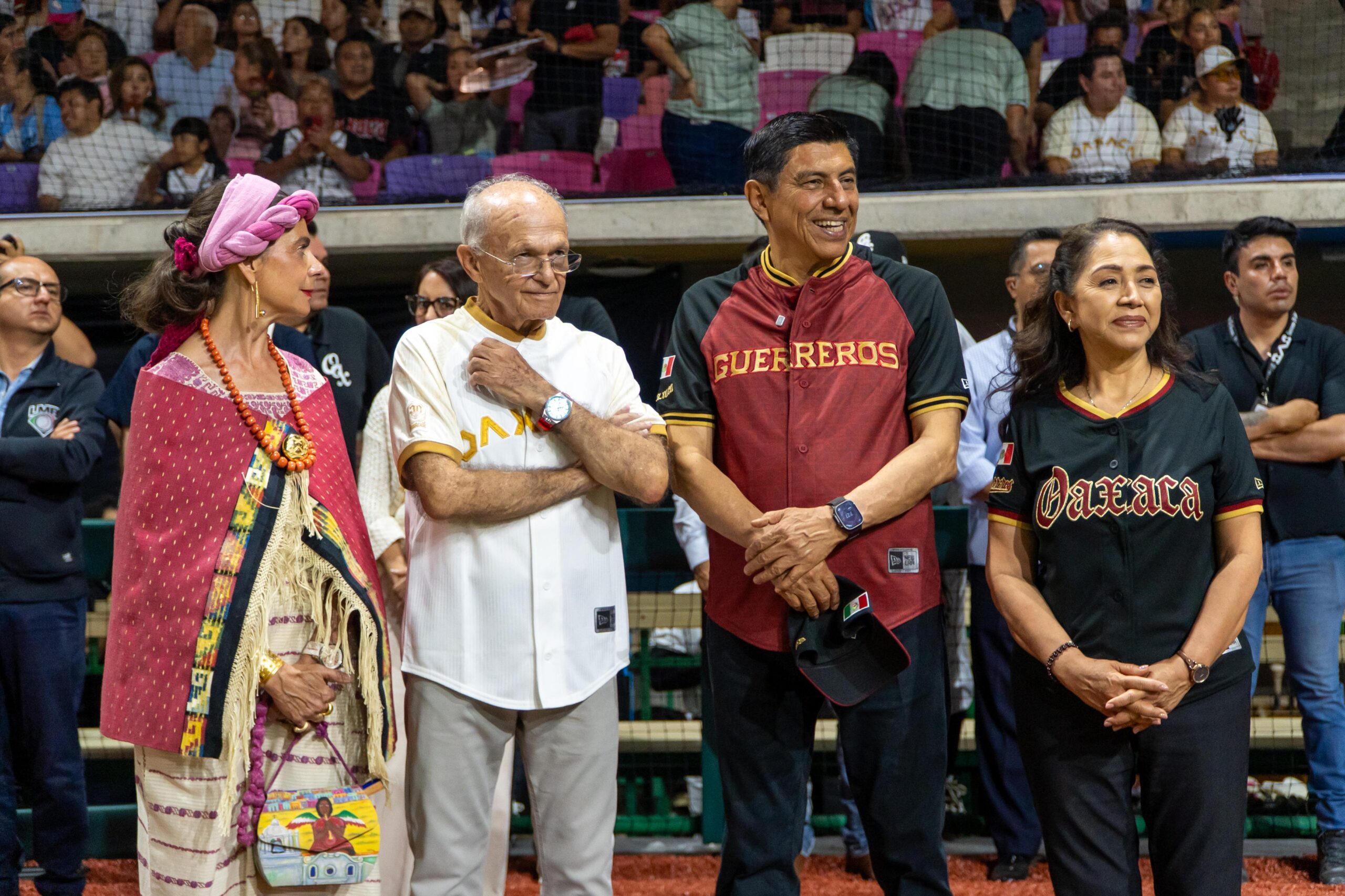 Atestiguan Salomón Jara e Irma Bolaños la inauguración del estadio de Beisbol Yu´Va, nueva casa de los Guerreros de Oaxaca