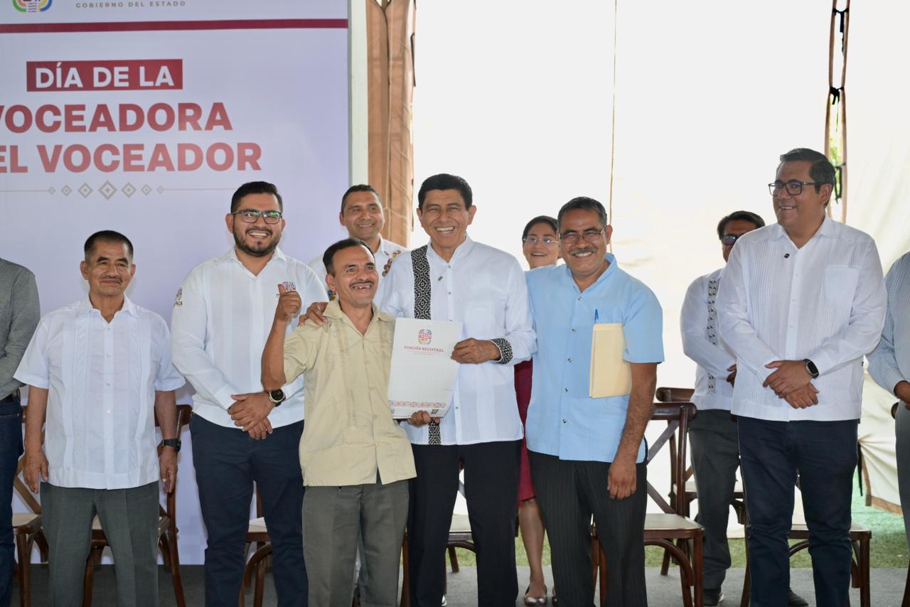 Entrega Salomón Jara Cruz beneficios a personas voceadoras de Oaxaca Entrega Salomón Jara Cruz beneficios a personas voceadoras de Oaxaca