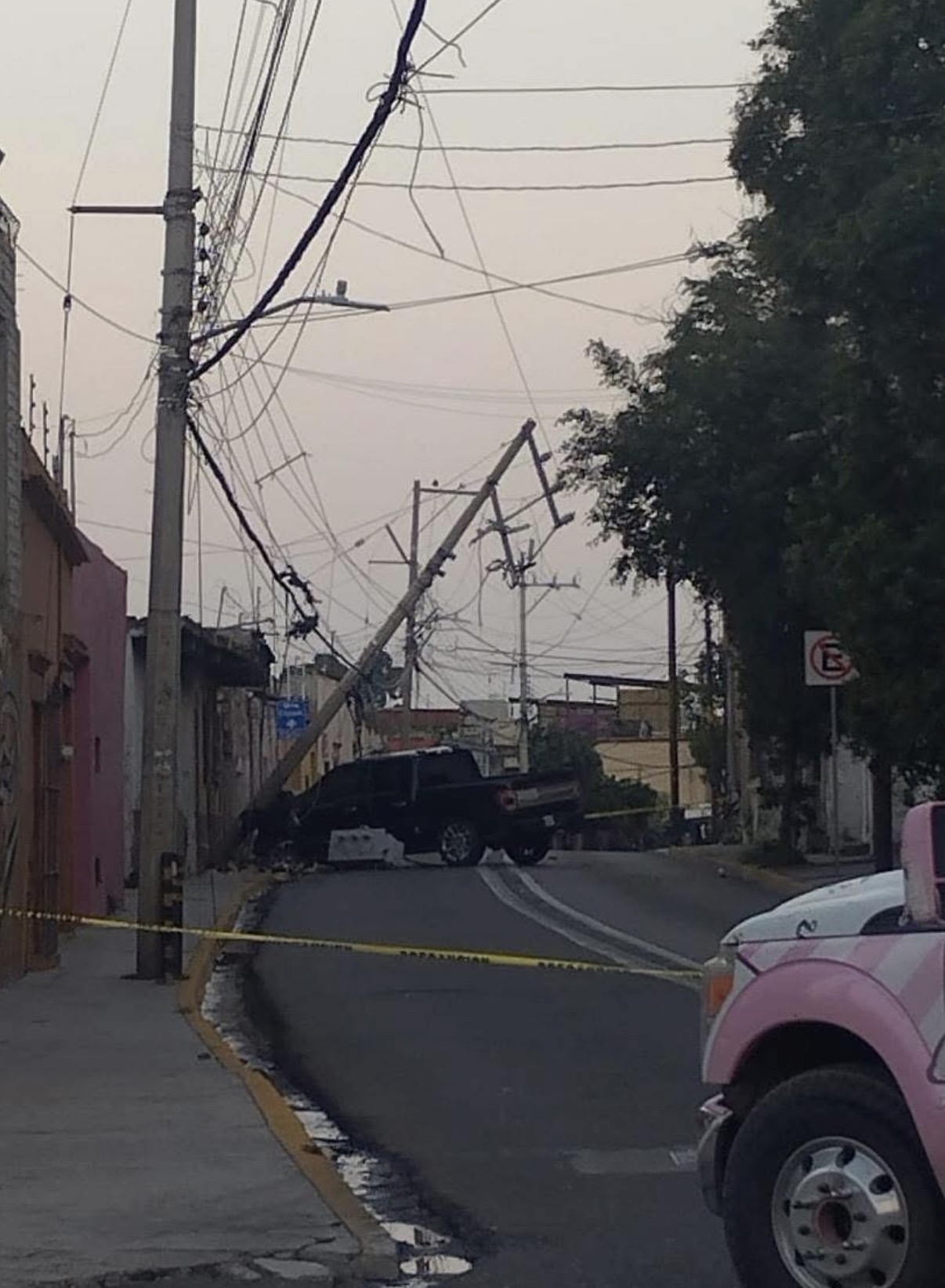 EBRIA AUTORIDAD MUNICIPAL CHOCA CONTRA POSTE Y DEJA A 3 COLONIAS POPULARES SIN LUZ, ES DETENIDO,
