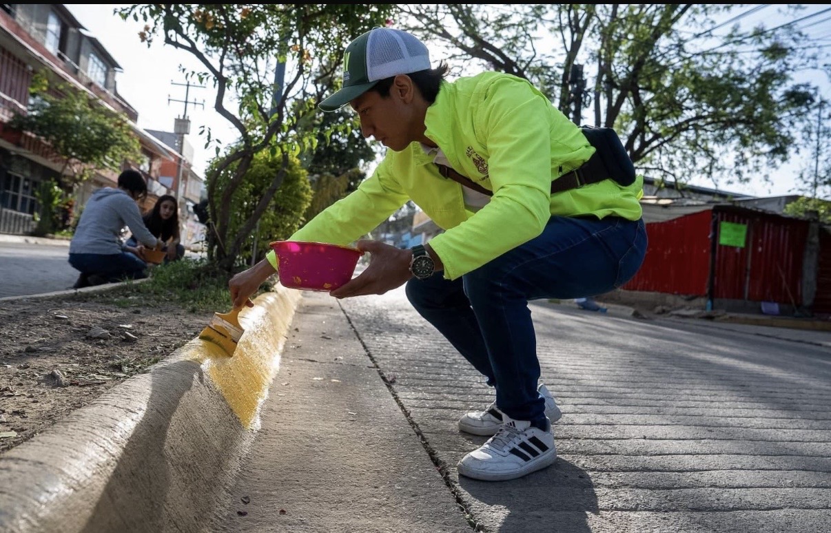 Vecinas y vecinos se suman al tequio en la colonia del Maestro