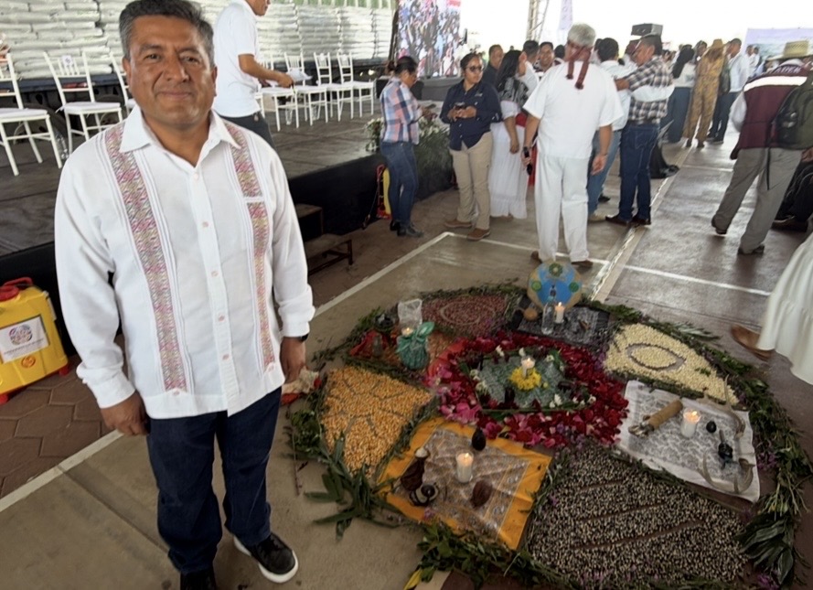ARSENIO MEJIA presidente municipal de Santiago Juxtlahuaca sigue trabajando contra la pobreza en la zona mixteca ARSENIO MEJIA presidente municipal de Santiago Juxtlahuaca sigue trabajando contra la pobreza en la zona mixteca