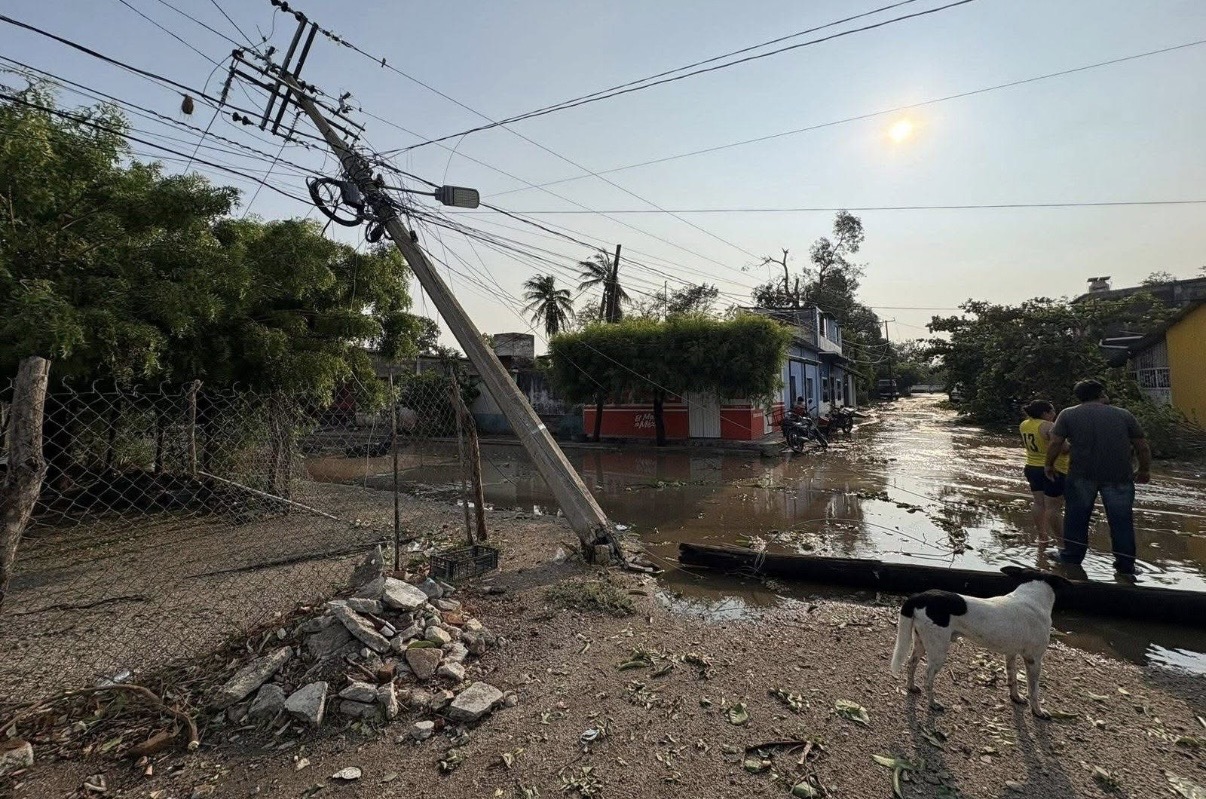 UNA TROMBA ATÍPICA DEJÓ SEVEROS DAÑOS EN LA ZONA DEL ISTMO DE TEHUANTEPEC, DONDE LA MARINA, EL EJÉRCITO Y BRIGADAS DE PROTECCIÓN CIVIL ACTIVÓ UN PROTOCOLO DE EMERGENCIA. UNA TROMBA ATÍPICA DEJÓ SEVEROS DAÑOS EN LA ZONA DEL ISTMO DE TEHUANTEPEC, DONDE LA MARINA, EL EJÉRCITO Y BRIGADAS DE PROTECCIÓN CIVIL ACTIVÓ UN PROTOCOLO DE EMERGENCIA.