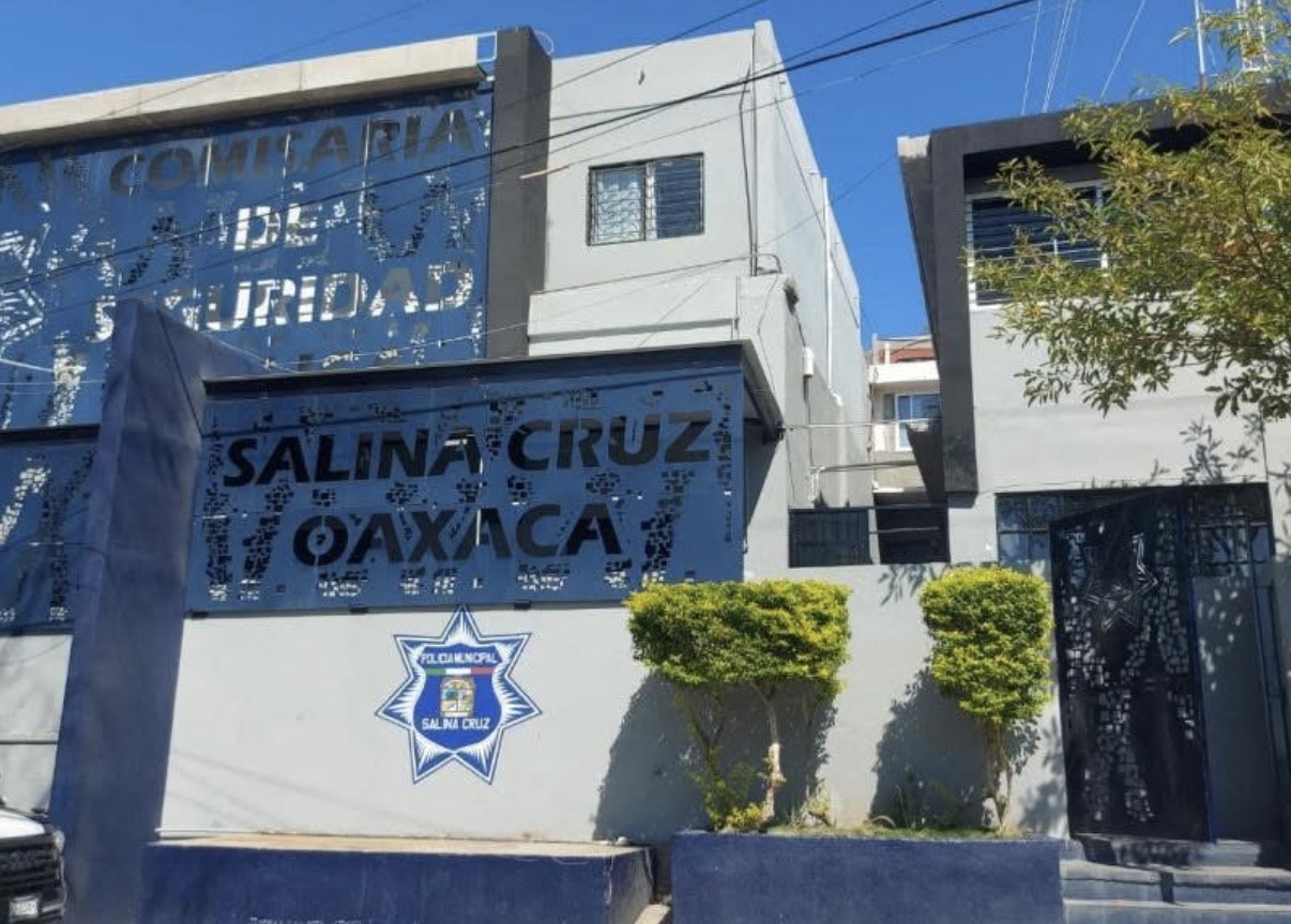 Marinos montan operativo sorpresa en la Comisaría de la Policía Municipal de #SalinaCruz y se llevan al Comisario y a otros elementos más de la Marina Marinos montan operativo sorpresa en la Comisaría de la Policía Municipal de #SalinaCruz y se llevan al Comisario y a otros elementos más de la Marina