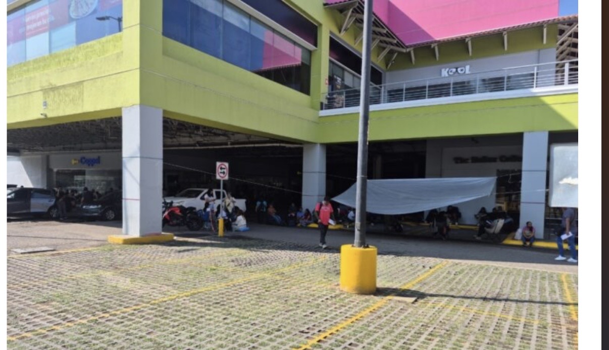 EN SEGUNDA SEMANA DE PARO, PROFESORES DE LA SECCIÓN 22 DE LA CNTE, TOMAN PLAZAS COMERCIALES EN OAXACA