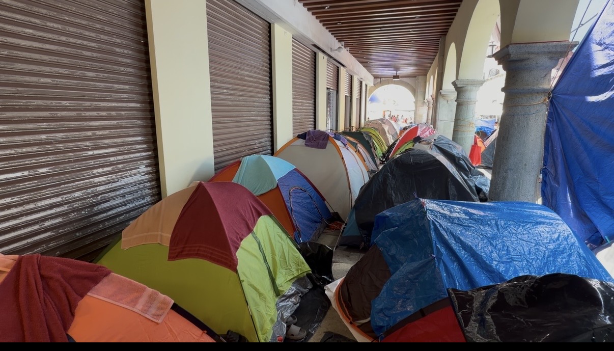 ECONOMÍA DE LA PROTESTA EN OAXACA: COMERCIOS SOBREVIVEN CON MENÚS ESPECIALES PARA MAESTRSO EN PLANTON.