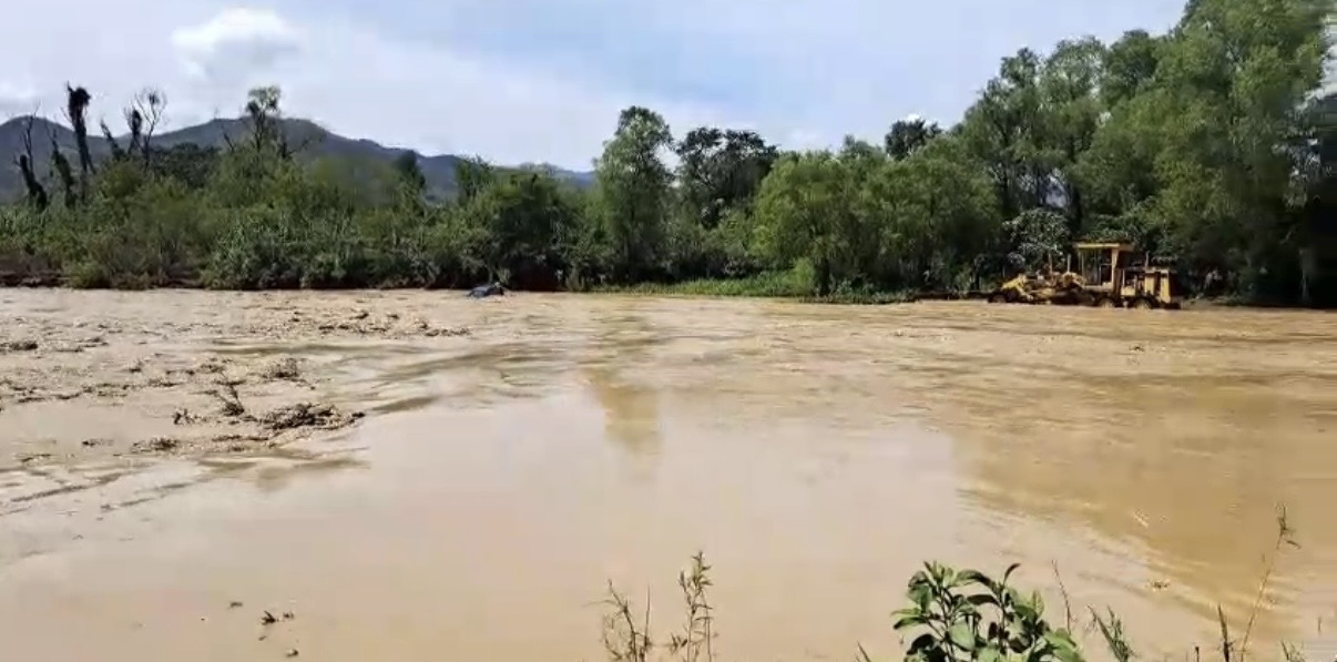 Lluvias provocan derrumbes en la carretera federal 190 en el tramo #Matatlán–#ElCamarón Lluvias provocan derrumbes en la carretera federal 190 en el tramo #Matatlán–#ElCamarón