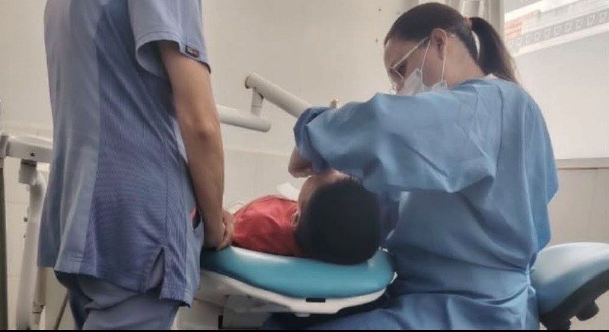 EN OAXACA PROFESOR DE LA CNTE LESIONA NIÑO EN LA CARA CON ARMA DE BALINES , PADRES PIDEN JUSTICIA EN OAXACA PROFESOR DE LA CNTE LESIONA NIÑO EN LA CARA CON ARMA DE BALINES , PADRES PIDEN JUSTICIA