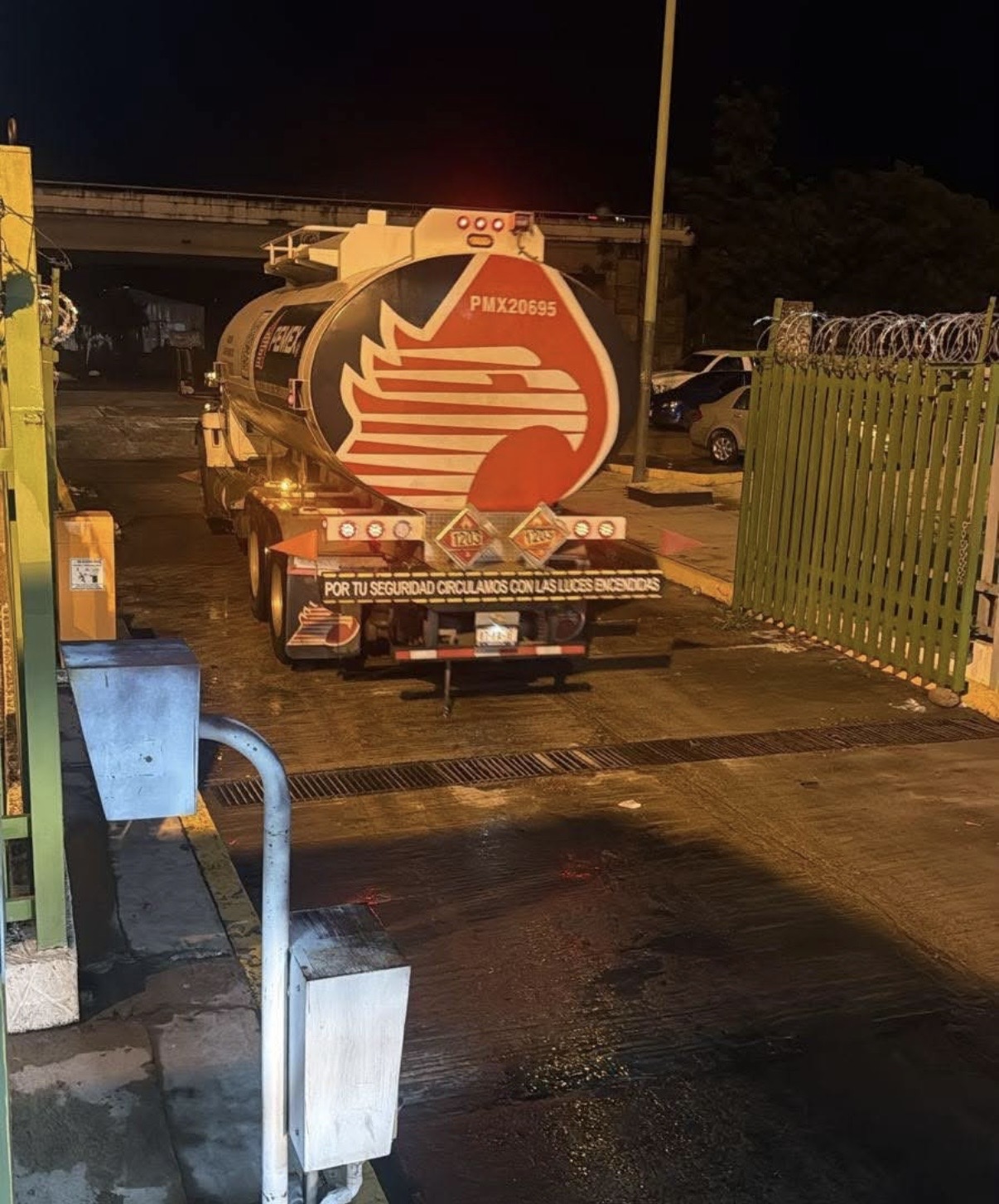 Pipas de #Pemex comienzan a abastecer #combustible a #gasolineras de la ciudad de #Oaxaca Pipas de #Pemex comienzan a abastecer #combustible a #gasolineras de la ciudad de #Oaxaca