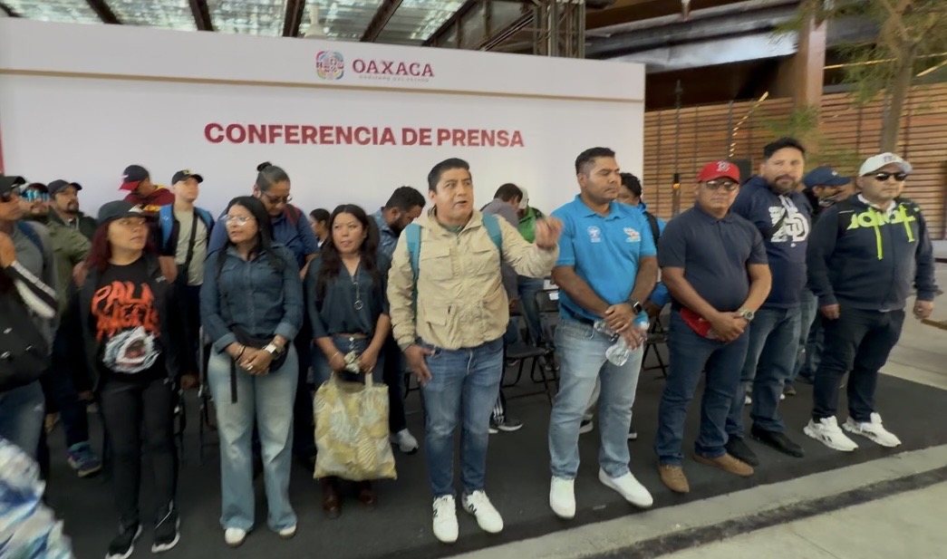 PROFESORES DE LA CNTE IRRUMPEN EN CONFERENCIA MAÑANERA DEL GOBERNADOR PARA EXIGIR LIBERACIÓN DE HORAS CLASE