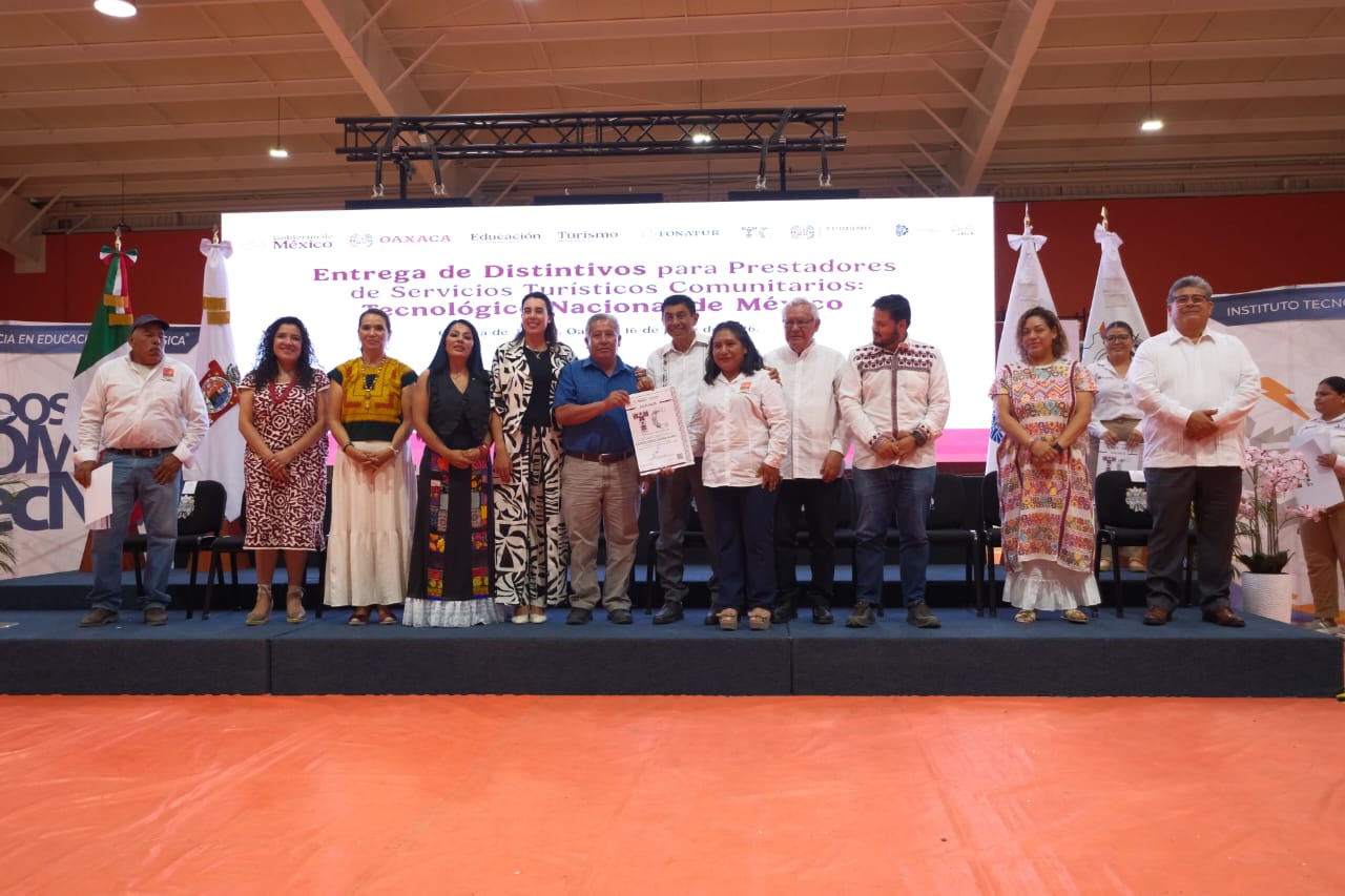 Oaxaca cuenta con el mayor número de distintivos para personas prestadoras de servicios comunitarios en México Oaxaca cuenta con el mayor número de distintivos para personas prestadoras de servicios comunitarios en México