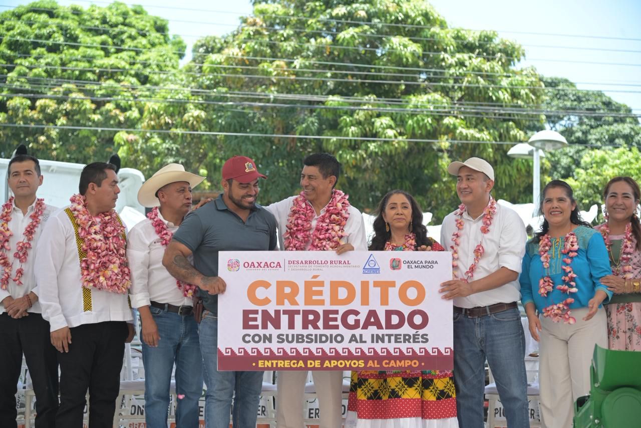 Otorga Salomón Jara apoyos a mujeres emprendedoras y personas trabajadoras del campo en el Istmo de Tehuantepec