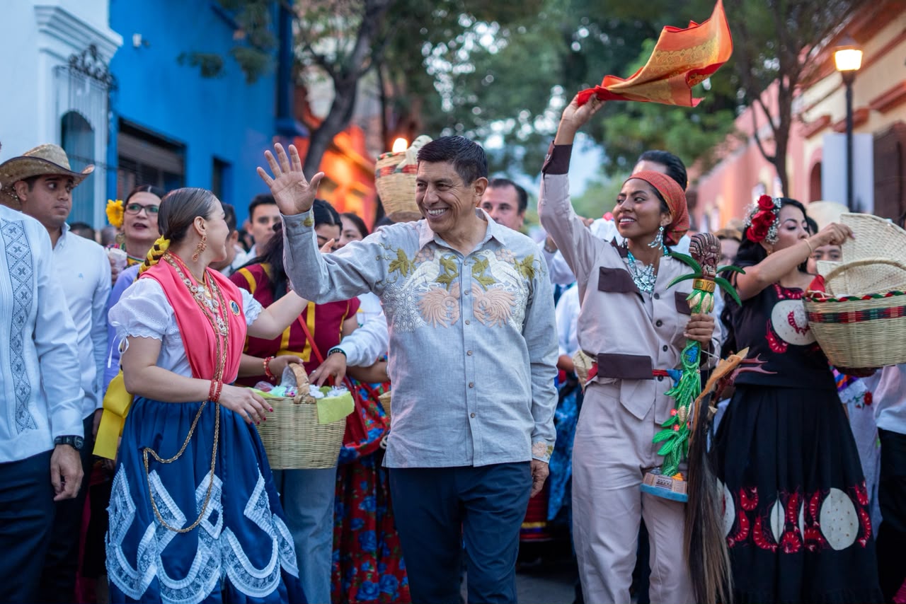Algarabía, música, danza y tradición inundan las calles del Centro Histórico durante la primera Calenda de las Culturas Algarabía, música, danza y tradición inundan las calles del Centro Histórico durante la primera Calenda de las Culturas