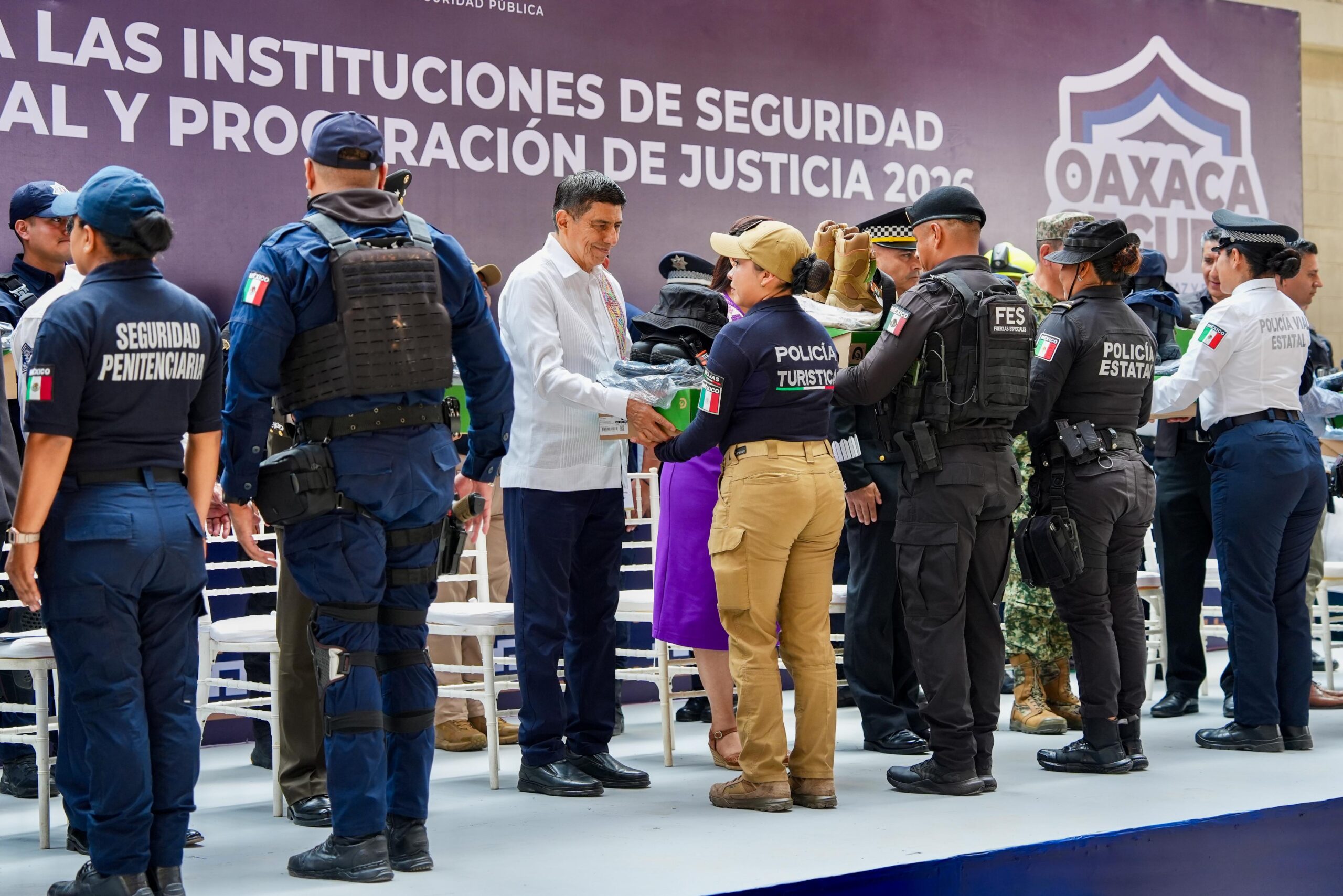 Entrega Gobernador Salomón Jara uniformes a instituciones de seguridad pública estatal, municipal y de procuración de justicia Entrega Gobernador Salomón Jara uniformes a instituciones de seguridad pública estatal, municipal y de procuración de justicia