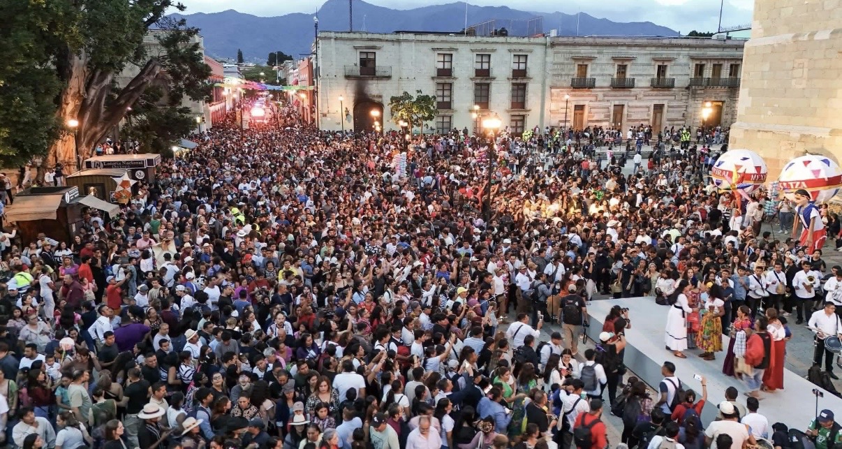 MÁS DE 30 MIL ASISTENTES FESTEJAN EN CALLES DE OAXACA
