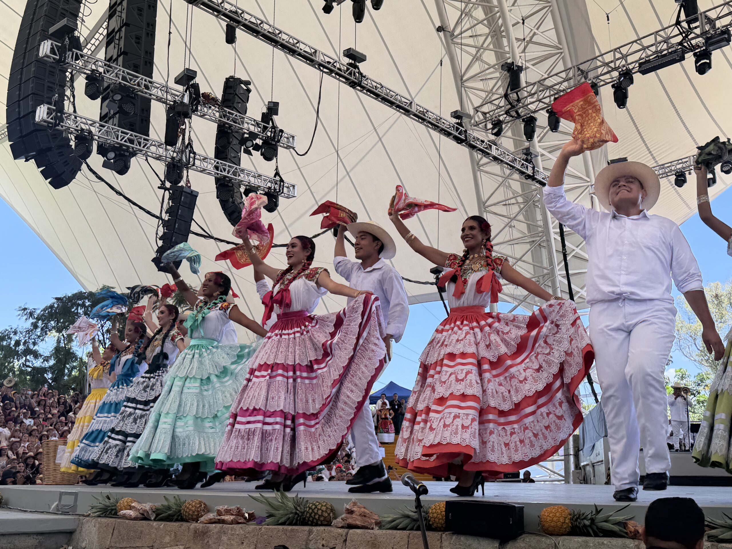 CON ÉXITO Y SALDO BLANCO, OAXACA INICIA FESTEJOS DE GUELAGUETZA CON ÉXITO Y SALDO BLANCO, OAXACA INICIA FESTEJOS DE GUELAGUETZA