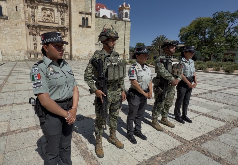 EN OAXACA EL EJÉRCITO Y LA GUARDIA NACIONAL DEJARAN LAS ARMAS POR UN MOMENTO PARA BAILAR A RITMO DE LA GUELAGUETZA EN OAXACA EL EJÉRCITO Y LA GUARDIA NACIONAL DEJARAN LAS ARMAS POR UN MOMENTO PARA BAILAR A RITMO DE LA GUELAGUETZA