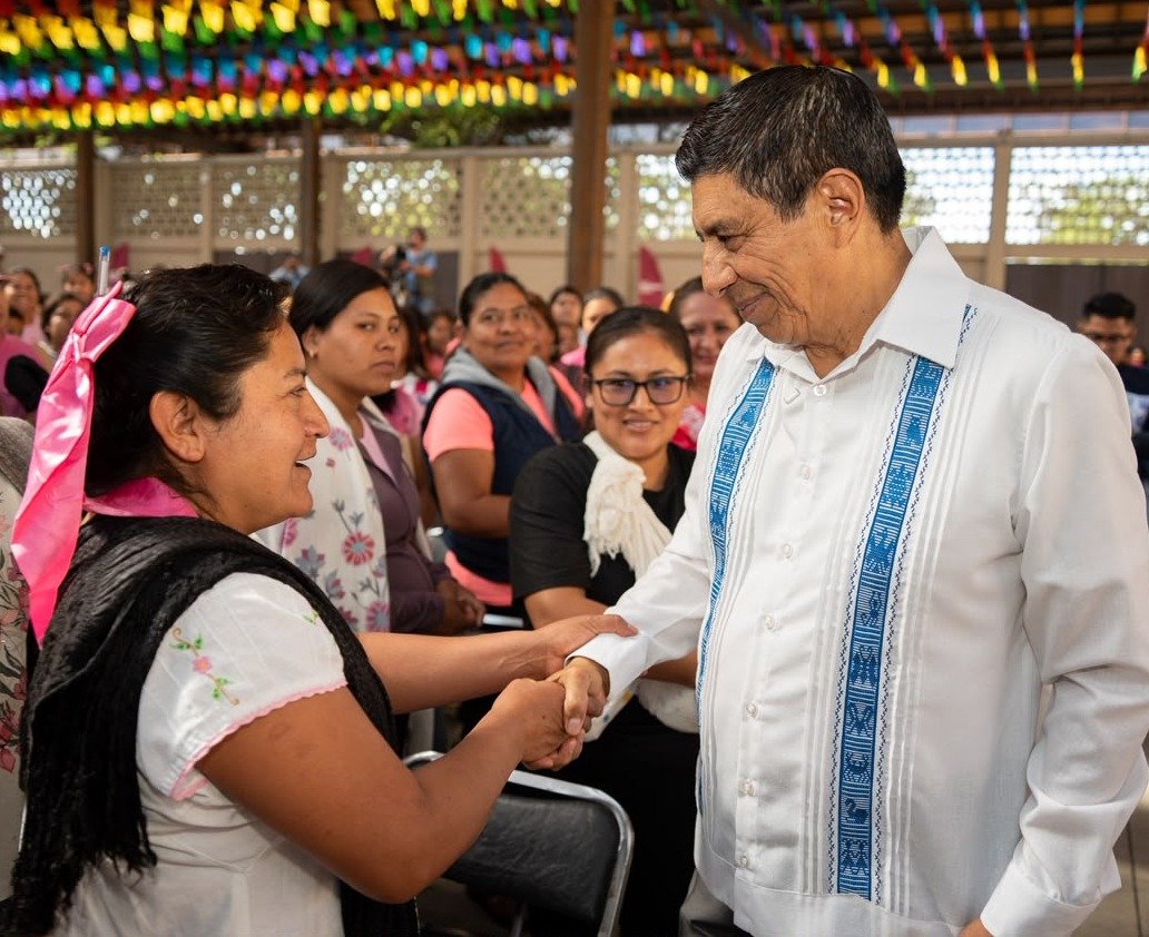 Refrenda el gobernador Salomón Jara su compromiso con las oaxaqueñas