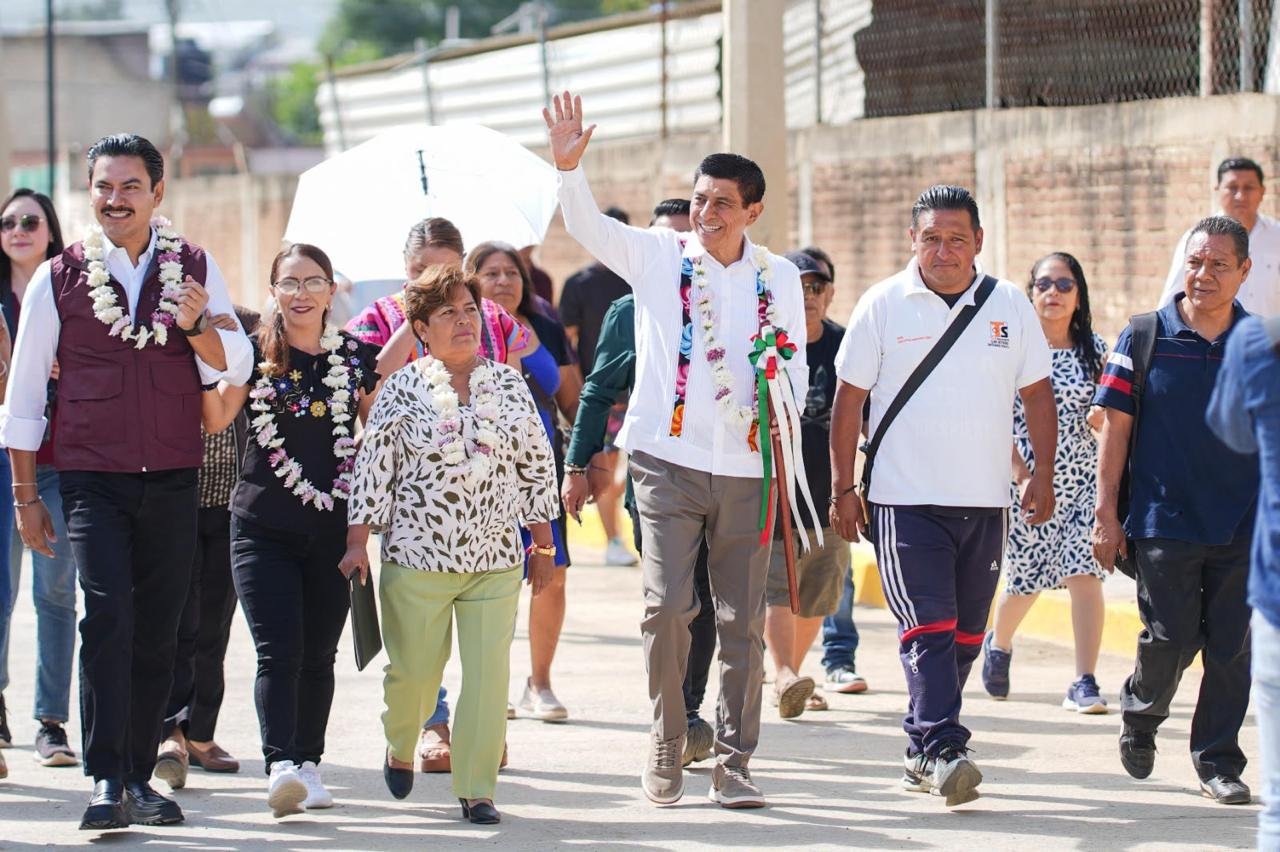 Inaugura el gobernador Salomón Jara pavimentación de calle en Pueblo Nuevo; fortalece movilidad y conectividad