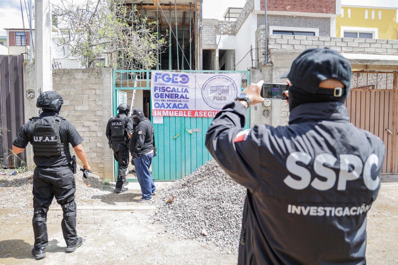 Fuerzas estatales y federales ejecutan seis cateos en casas de seguridad del ASAEO y hallan mas drogas y armas: Fiscalía de Oaxaca