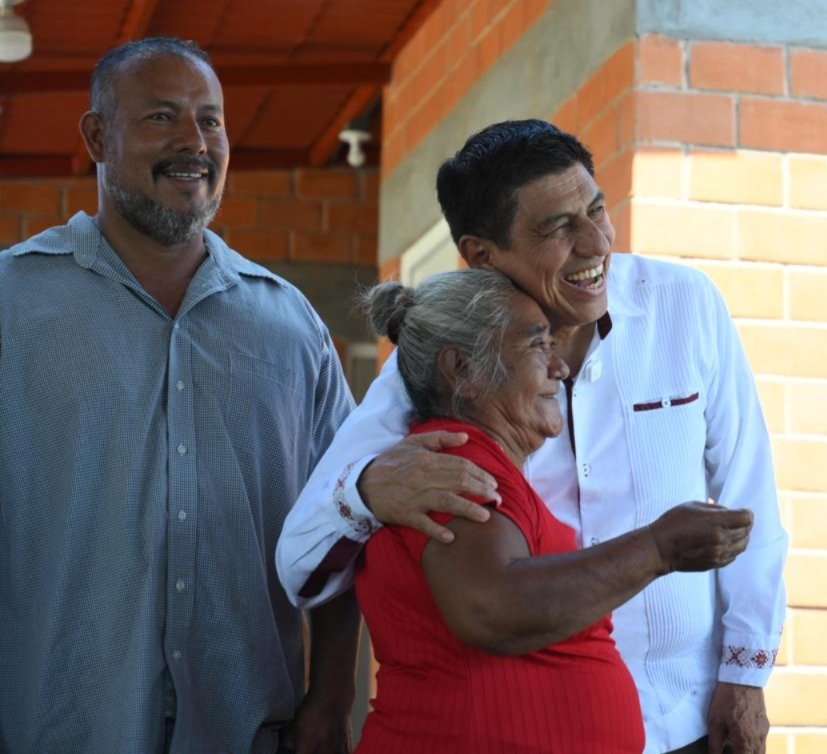 Cumple el gobernador Salomón Jara con la entrega de vivienda a personas damnificadas Cumple el gobernador Salomón Jara con la entrega de vivienda a personas damnificadas