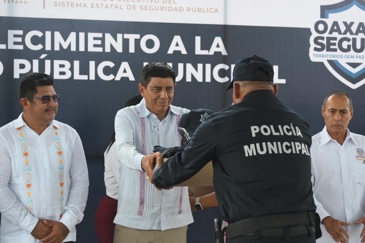 Entrega Salomón Jara uniformes a policías municipales de la Costa para mejorar su operatividad Entrega Salomón Jara uniformes a policías municipales de la Costa para mejorar su operatividad